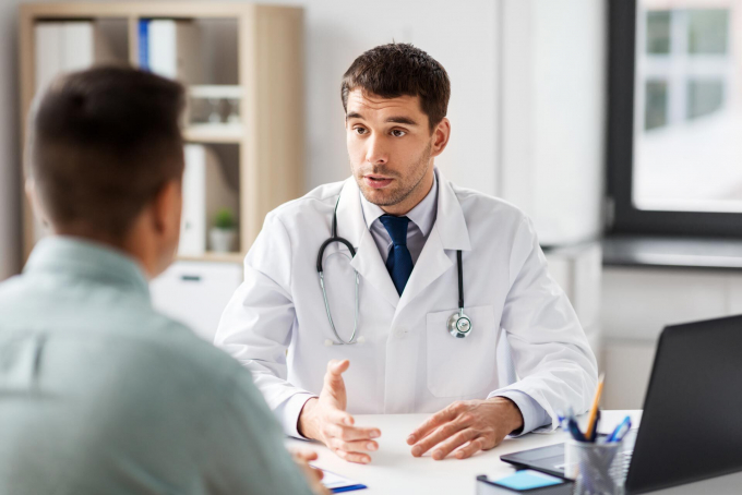 Läkare pratar med patient